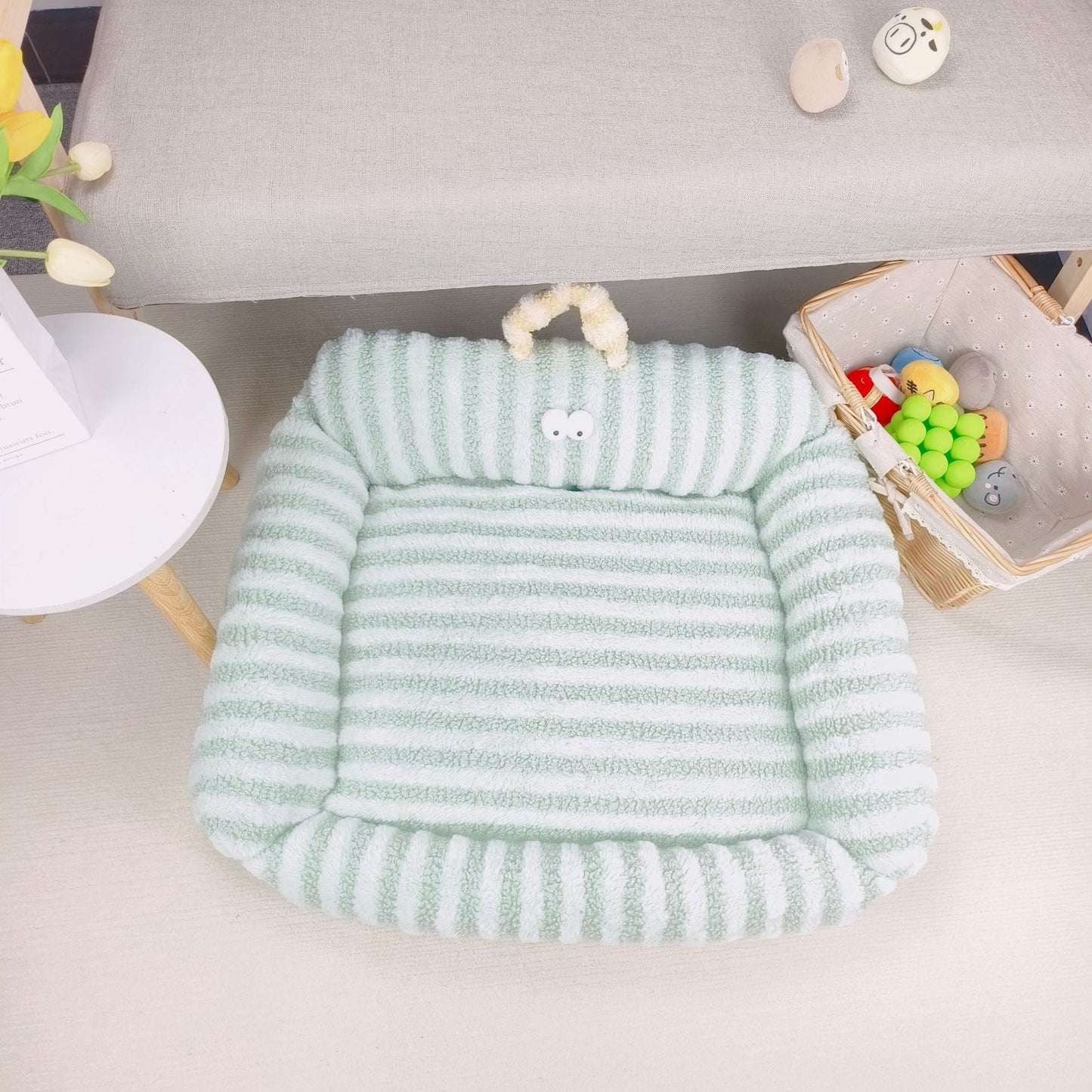 Big Eye Cozy Striped Pet Bed